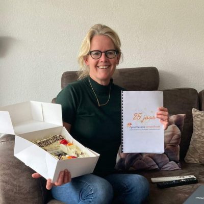 Linda met taart en boekje