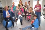 Moeders met kleine tijdens babyshow